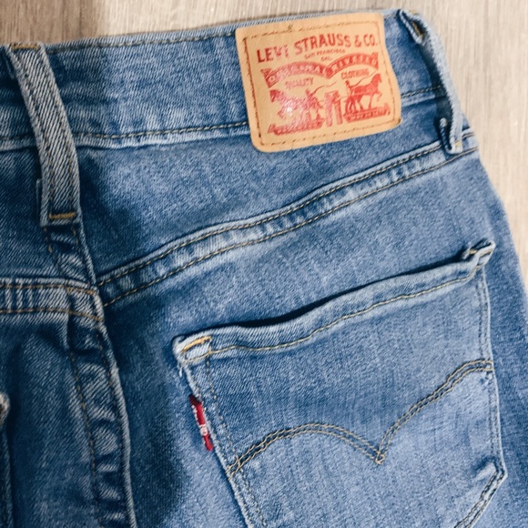 ✨ LEVI JEANS ✨ - Picture 3 of 4